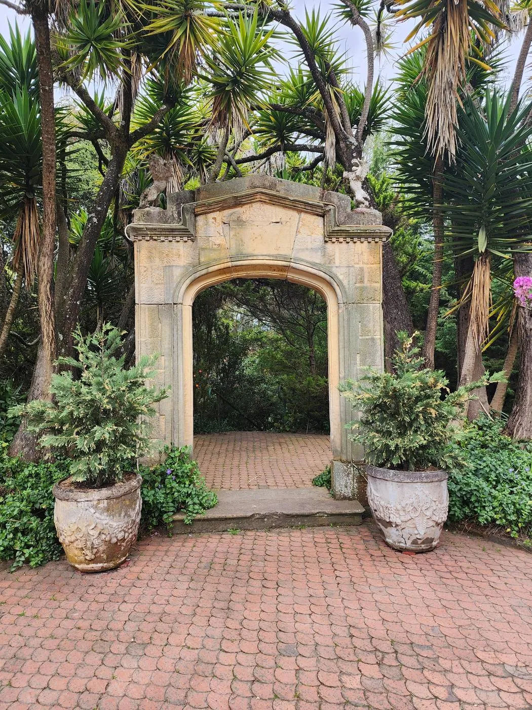 Arco de piedra del jardín