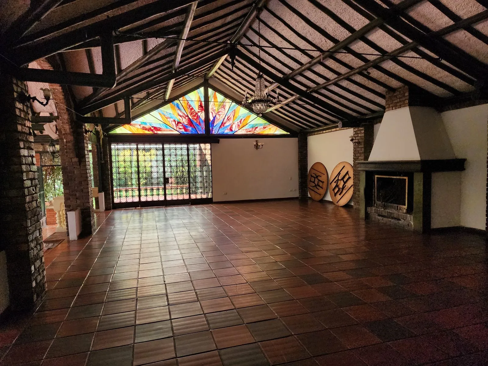 Salón de vigas y vitral