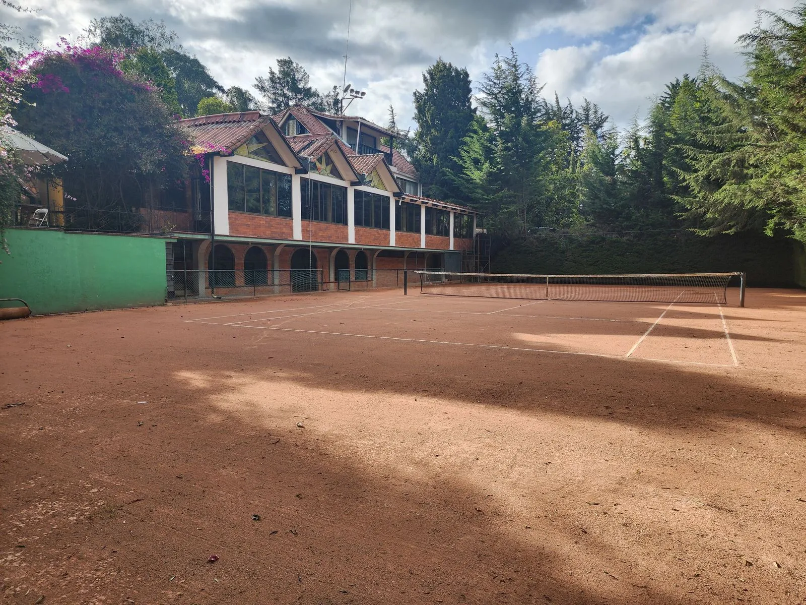 Cancha de tenis junto a la casa
